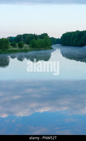 Einen schönen Panoramablick auf die Große Chazy River im Bundesstaat New York auf einem wunderschönen Sommer morgen Stockfoto