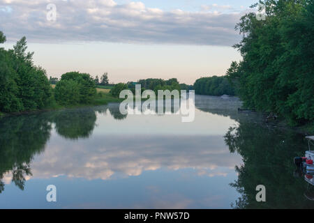 Einen schönen Panoramablick auf die Große Chazy River im Bundesstaat New York auf einem wunderschönen Sommer am Nachmittag Stockfoto