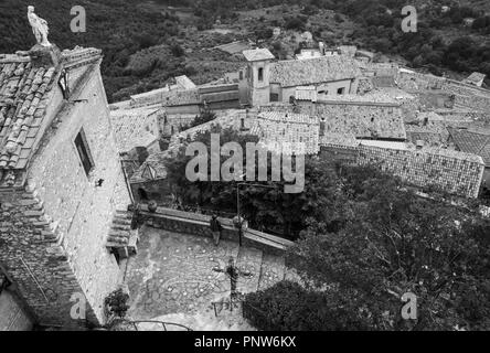 Roccantica (Rieti, Italien) - einen suggestiven und bezaubernden mittelalterlichen Stadt in Sabina, mit eindrucksvollen Landschaft auf dem Tiber Tal in Italien Stockfoto