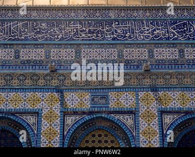Massivpaneelen aus DE AZULEJOS EN LA PARED EXTERIEUR DE LA CUPULA DE LA ROCA REALIZADOS EN EL SIGLO XVI. Lage: MEZQUITA DE LA ROCA/OMAR. JERUSALEM. ISRAEL. Stockfoto