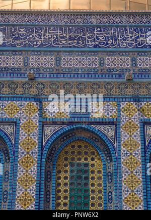 Massivpaneelen aus DE AZULEJOS EN LA PARED AUSSEN REALIZADOS EN EL S XVI-VENTANA CON CELOSIA. Lage: MEZQUITA DE LA ROCA/OMAR. JERUSALEM. ISRAEL. Stockfoto