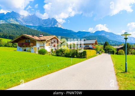 Straße in Going am Wilden Kaiser Dorf auf sonnigen Sommertag und schöne traditionelle Häuser mit Blumen dekoriert, Tirol, Österreich Stockfoto