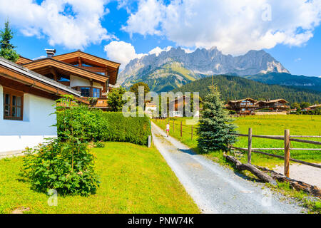 Straße in Going am Wilden Kaiser Dorf auf sonnigen Sommertag und schöne traditionelle Häuser mit Blumen dekoriert, Tirol, Österreich Stockfoto