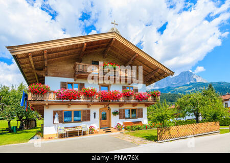 Traditionelle Haus mit Balkons mit Blumen dekoriert in Going am Wilden Kaiser, Kitzbüheler Alpen, Österreich Stockfoto