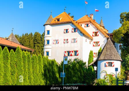 Das weiße Gebäude der Burg in Reith bei Kitzbühel Dorf auf sonnigen Sommertag, Tirol, Österreich Stockfoto