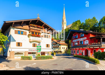 KIRCHBERG in Tirol, Österreich - May 30, 2018: Häuser auf der Straße in Kitzbühel Stadt im Sommer. Es ist beliebt Österreichische Wintersport Reiseziele. Stockfoto