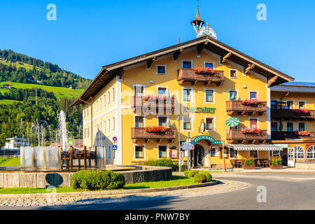 KIRCHBERG in Tirol, Österreich - May 30, 2018: Pension auf der Straße Kirchberg in Tirol Stadt im Sommer. Beliebt ist es österreichischen Winter Sport d Stockfoto