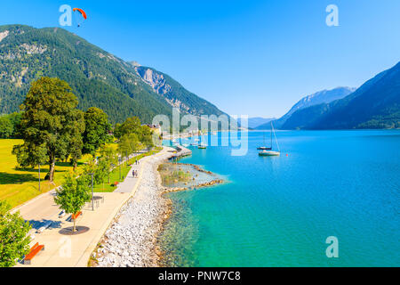 Ufer des wunderschönen Achensee an sonnigen Sommertagen mit blauem Himmel, Karwendelgebirge, Tirol, Österreich Stockfoto