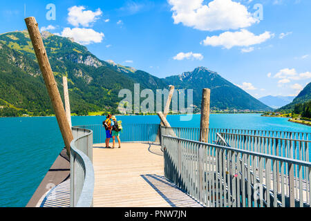 ACHENSEE, Österreich - 31.JULI 2018: die Paar Touristen stehen auf Sicht am Achensee an sonnigen Sommertagen, Tirol. Im Sommer ist dieser Ort Stockfoto