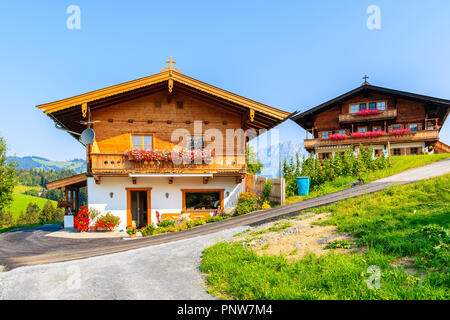 Traditionelle Häuser auf der grünen Wiese in Gieringer Weiher, Kitzbüheler Alpen, Österreich Stockfoto