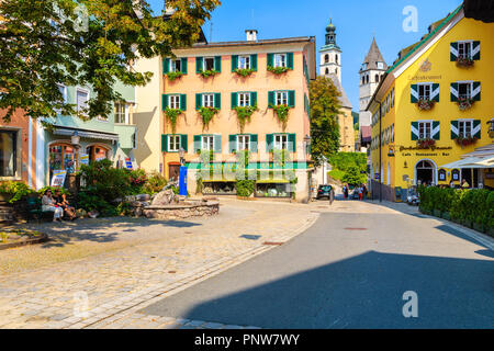 Die Stadt Kitzbühel, Österreich - Aug 1, 2018: Häuser auf der Straße in Kitzbühel Stadt im Sommer. Es ist beliebt Österreichische Urlaubsziele im Sommer. Stockfoto