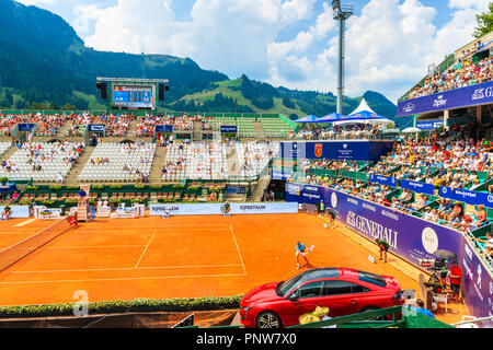 Kitzbühel, Österreich - Aug 2, 2018: Die Spieler Tennis im Sommer Turnier in Kitzbühel, Tirol spielen. Dieser Wettbewerb ist Wissen als Austrian Open Stockfoto