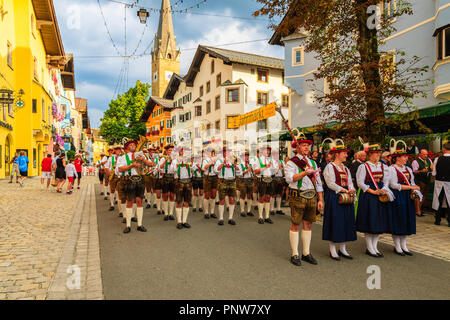 Kitzbühel, Österreich - Aug 2, 2018: Lokale Musik Band in traditioneller Kleidung outfits Spielen auf der Straße in Kitzbühel, Tirol. Dieser Ort ist berühmt Holid Stockfoto