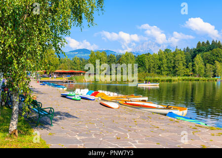 Boote am Ufer des Sees in der Nähe von Kitzbühel Schwarzsee Stadt am schönen Sommertag, Tirol, Österreich Stockfoto