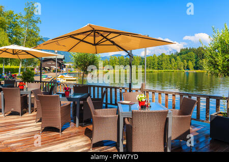 SCHWARZSEE, Tirol - Aug 3, 2018: Restaurant an der Promenade am Ufer des Sees in der Nähe von Kitzbühel Schwarzsee Stadt am schönen Sommertag, Österreich. Diese p Stockfoto