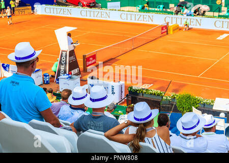 Kitzbühel, Österreich - Aug 2, 2018: Die Spieler Tennis im Sommer Turnier in Kitzbühel, Tirol spielen. Dieser Wettbewerb ist als Austrian Open bekannt Stockfoto