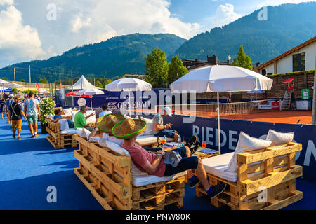 Kitzbühel, Österreich - Aug 2, 2018: die Menschen im Sommer Tennis Turnier in Kitzbühel, Tirol beobachten. Dieser Wettbewerb ist als Austrian Open bekannt Stockfoto