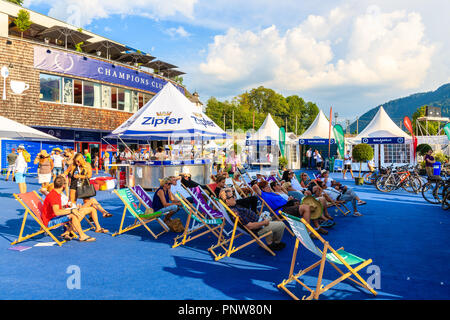 Kitzbühel, Österreich - Aug 2, 2018: die Menschen im Sommer Tennis Turnier in Kitzbühel, Tirol beobachten. Dieser Wettbewerb ist als Austrian Open bekannt Stockfoto