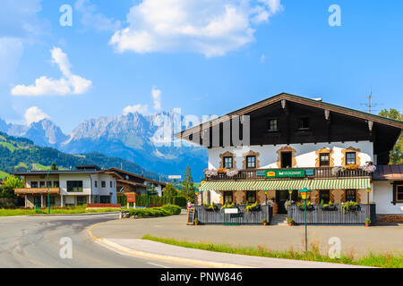 REITH BEI KITZBÜHEL, ÖSTERREICH - Aug 4, 2018: typisch alpenländischen Häusern an der Straße von Reith bei Kitzbühel Stadt im schönen Sommer Landschaft der Alpen Berg Stockfoto