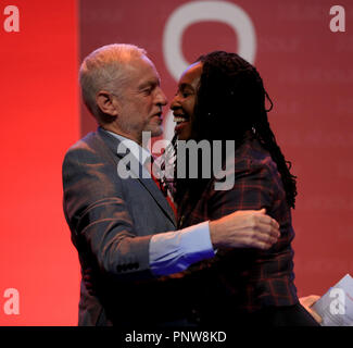 Der Führer der Jeremy Corbyn ist auf der Bühne von Schattenminister für Frauen und Gleichstellung Dawn Butler MP an der Arbeit der nationalen Frauen Konferenz begrüßt an den Akkumulator in Liverpool, vor der jährlichen Konferenz der Partei. Stockfoto