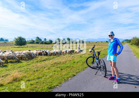 CZARNY DUNAJEC, Polen - 12.September 2018: Junge Frau mit dem Fahrrad auf Radweg rund um die Tatra in der Nähe von Czarny Dunajec Dorf. Der Endpunkt wird in Stockfoto