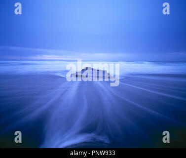 Neuseeland. North Island. Küste. Atmosphärische blau Nahaufnahme von Tidal surge Wasser Zusammenhaengen rock. Stockfoto