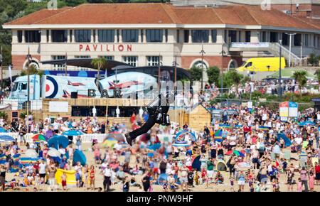 Schwerkraft Branchen anzeigen Es ist Jet Power human flight Suit in der ersten öffentlichen Anzeige in Großbritannien vor der Zuschauer auf Bournemouth Seafront Stockfoto