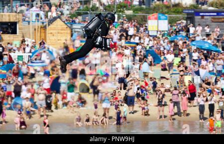 Schwerkraft Branchen anzeigen Es ist Jet Power human flight Suit in der ersten öffentlichen Anzeige in Großbritannien vor der Zuschauer auf Bournemouth Seafront Stockfoto