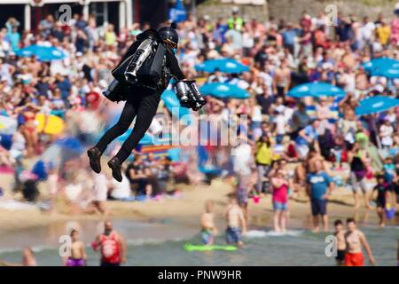 Schwerkraft Branchen anzeigen Es ist Jet Power human flight Suit in der ersten öffentlichen Anzeige in Großbritannien vor der Zuschauer auf Bournemouth Seafront Stockfoto