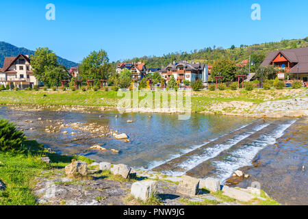 SZCZAWNICA, Polen - 19.September 2018: Blick auf Grajcarek-flusses River und der Promenade in Szczawnica. Dieser Ort ist ein bekannter Ferienort ist berühmt für seine favorabl Stockfoto