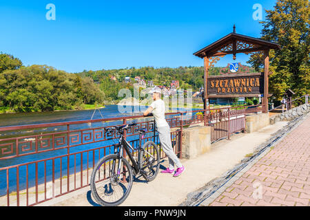 SZCZAWNICA, Polen - 19.September 2018: Junge Frau Radfahrer stehen in Szczawnica Hafen. Dieser Ort ist ein bekannter Ferienort ist berühmt für seine favorabl Stockfoto