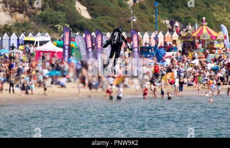 Schwerkraft Branchen anzeigen Es ist Jet Power human flight Suit in der ersten öffentlichen Anzeige in Großbritannien vor der Zuschauer auf Bournemouth Seafront Stockfoto