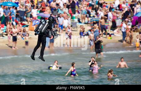 Schwerkraft Branchen anzeigen Es ist Jet Power human flight Suit in der ersten öffentlichen Anzeige in Großbritannien vor der Zuschauer auf Bournemouth Seafront Stockfoto