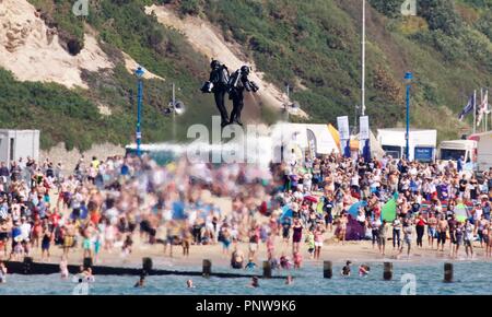 Schwerkraft Branchen anzeigen Es ist Jet Power human flight Suit in der ersten öffentlichen Anzeige in Großbritannien vor der Zuschauer auf Bournemouth Seafront Stockfoto