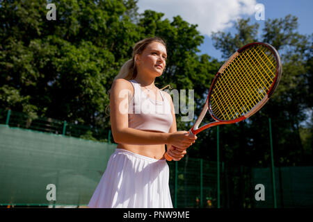 Schöne Tennisspielerin, serviert im freien Stockfoto