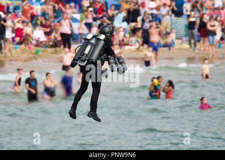 Schwerkraft Branchen anzeigen Es ist Jet Power human flight Suit in der ersten öffentlichen Anzeige in Großbritannien vor der Zuschauer auf Bournemouth Seafront Stockfoto