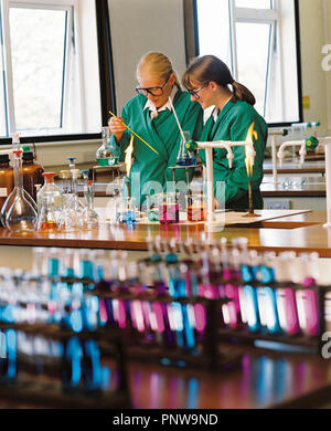 Zwei junge Mädchen in der Schule Wissenschaft Klassenzimmer. Stockfoto