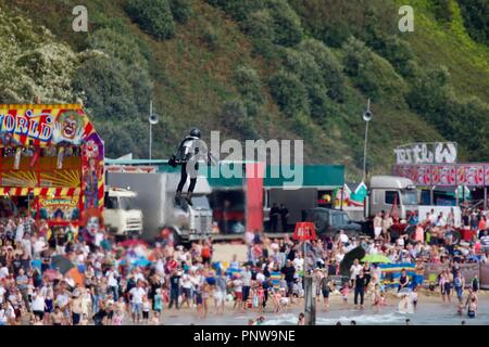 Schwerkraft Branchen anzeigen Es ist Jet Power human flight Suit in der ersten öffentlichen Anzeige in Großbritannien vor der Zuschauer auf Bournemouth Seafront Stockfoto