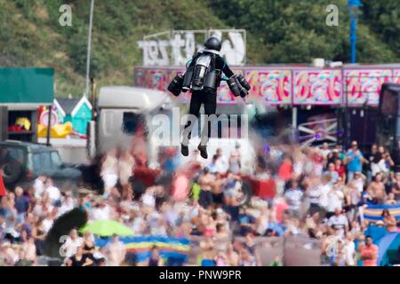 Schwerkraft Branchen anzeigen Es ist Jet Power human flight Suit in der ersten öffentlichen Anzeige in Großbritannien vor der Zuschauer auf Bournemouth Seafront Stockfoto