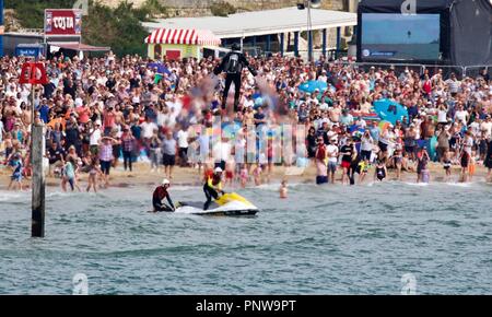 Schwerkraft Branchen anzeigen Es ist Jet Power human flight Suit in der ersten öffentlichen Anzeige in Großbritannien vor der Zuschauer auf Bournemouth Seafront Stockfoto