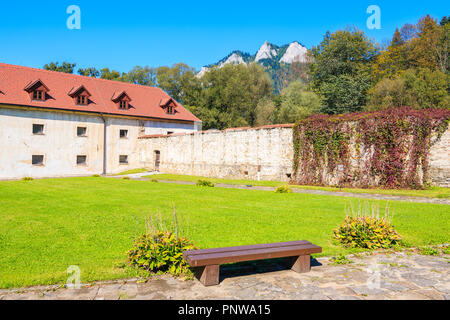 Green Park in Cerveny Klastor (Rotes Kloster), die in der Nähe des Flusses Dunajec in Pieniny befindet, Slowakei Stockfoto