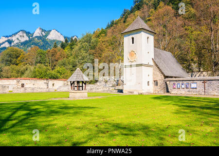 Green Park in Cerveny Klastor (Rotes Kloster), die in der Nähe des Flusses Dunajec in Pieniny befindet, Slowakei Stockfoto