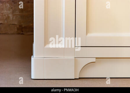 Badezimmer Waschtisch Schrank für zwei Waschbecken gegen die alte Mauer Hintergrund. Close-up Stockfoto