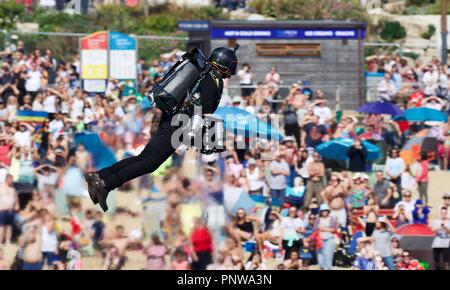 Schwerkraft Branchen anzeigen Es ist Jet Power human flight Suit in der ersten öffentlichen Anzeige in Großbritannien vor der Zuschauer auf Bournemouth Seafront Stockfoto