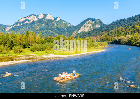 Floß mit Tourist in der Nähe von Trzy Korony (Drei Kronen) auf Dunajec im Herbst Landschaft der Pieniny, Polen Stockfoto