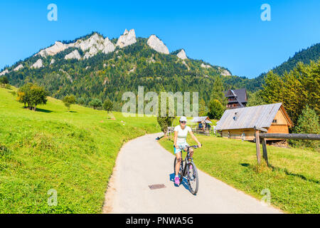 Junge Frau Radfahren in der Nähe von Trzy Korony (Drei Kronen) sonnigen Herbsttag, Pieniny, Polen Stockfoto