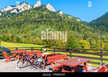 PIENINY, Polen - 19.September 2018: Junge Touristen auf dem Fahrrad relaxen auf der Terrasse der Hütte in der Nähe von Trzy Korony (Drei Kronen), Polen. Stockfoto