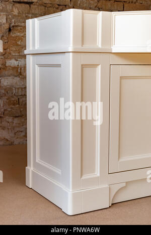 Badezimmer Waschtisch Schrank für zwei Waschbecken gegen die alte Mauer Hintergrund. Close-up Stockfoto