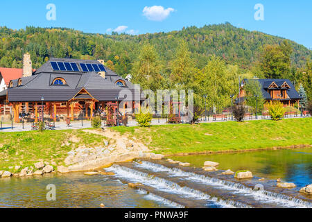 SZCZAWNICA, Polen - 19.September 2018: Blick auf Grajcarek-flusses River und der Promenade in Szczawnica. Dieser Ort ist ein bekannter Ferienort ist berühmt für seine favorabl Stockfoto