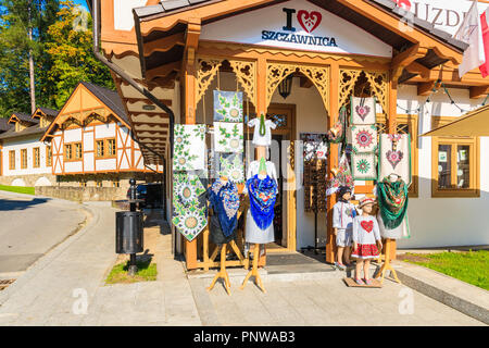 SZCZAWNICA, Polen - 19.September 2018: Traditionelle Souvenirs und Kleidung im Shop der schönen historischen Zentrum. Dieser Ort ist ein bekannter Ferienort Stockfoto